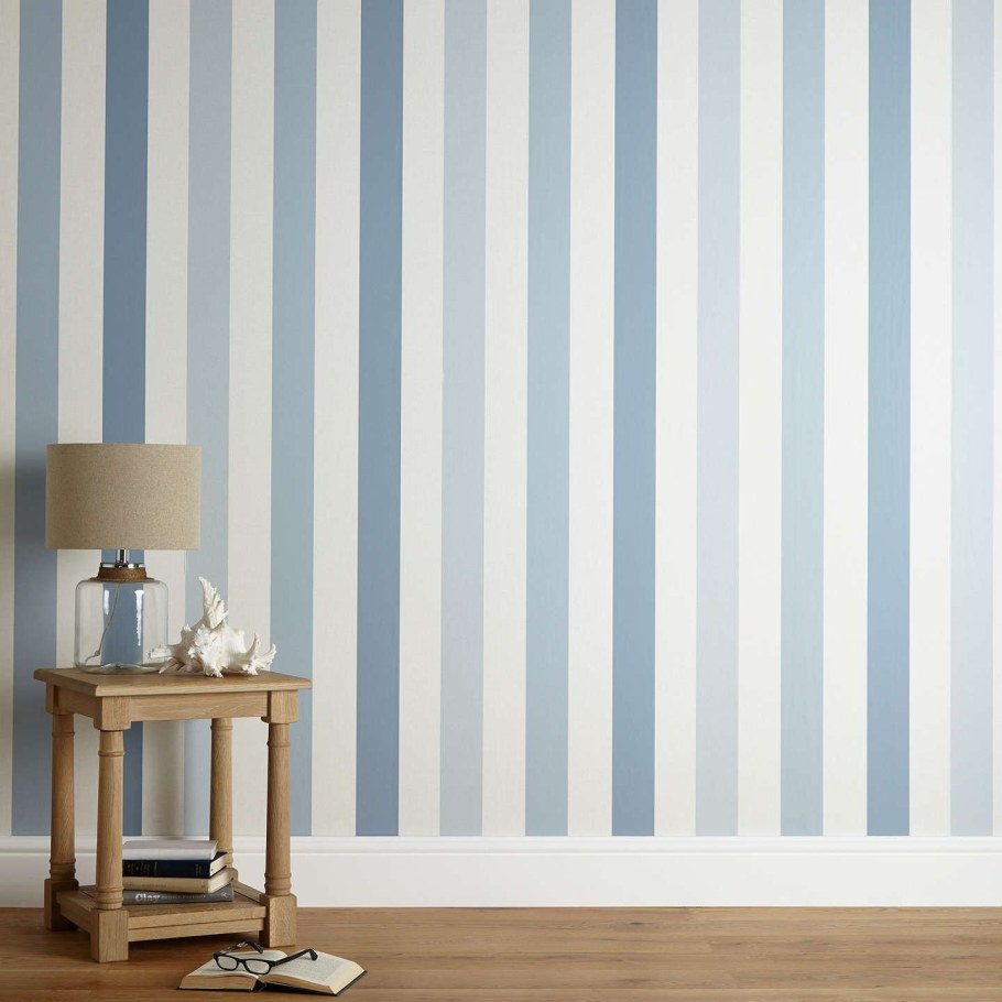 Комната с обоями в полоску