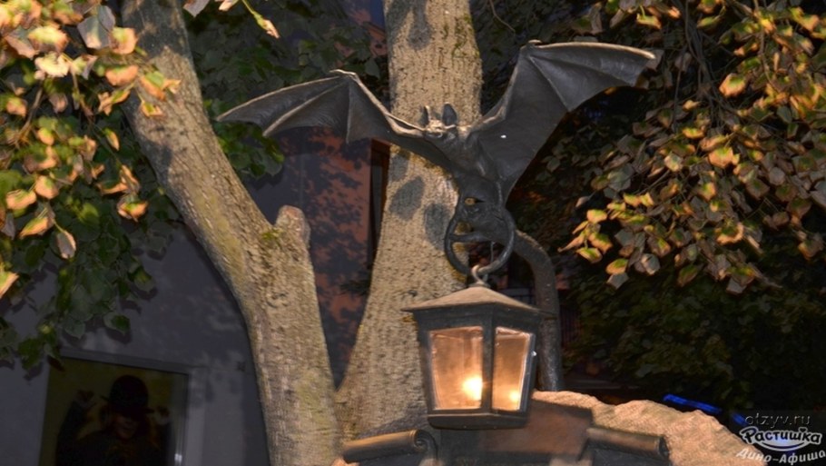 Памятник с летучей мышью в Бресте