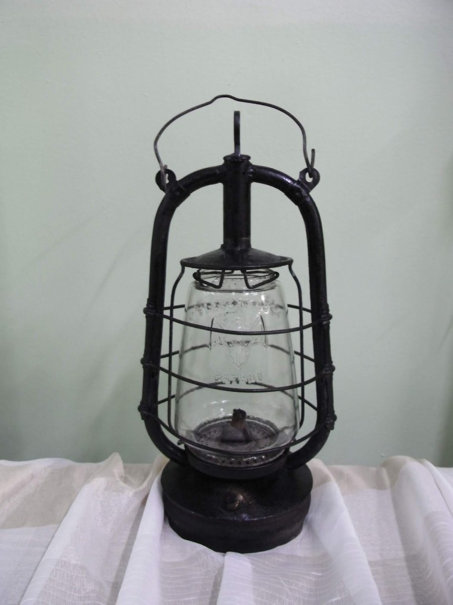 Красный факел керосиновая лампа