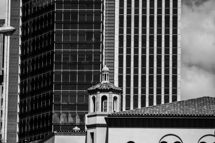 Дома города чёрно белые