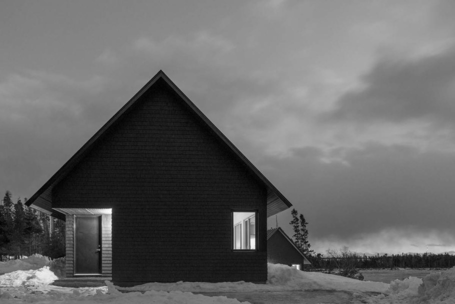 Белый дом с черными окнами