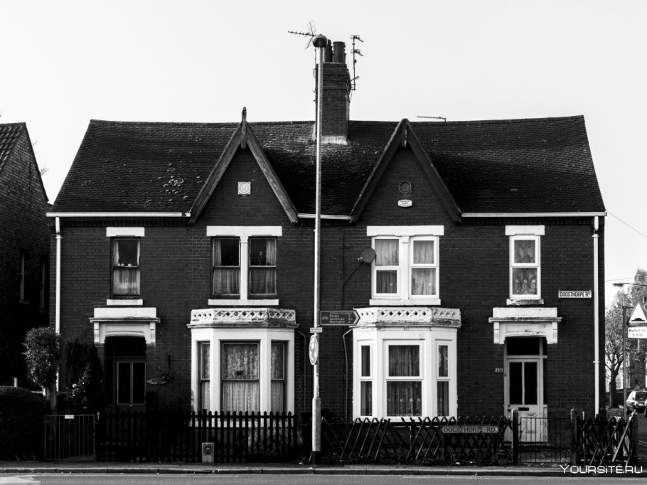 Дом черно белый