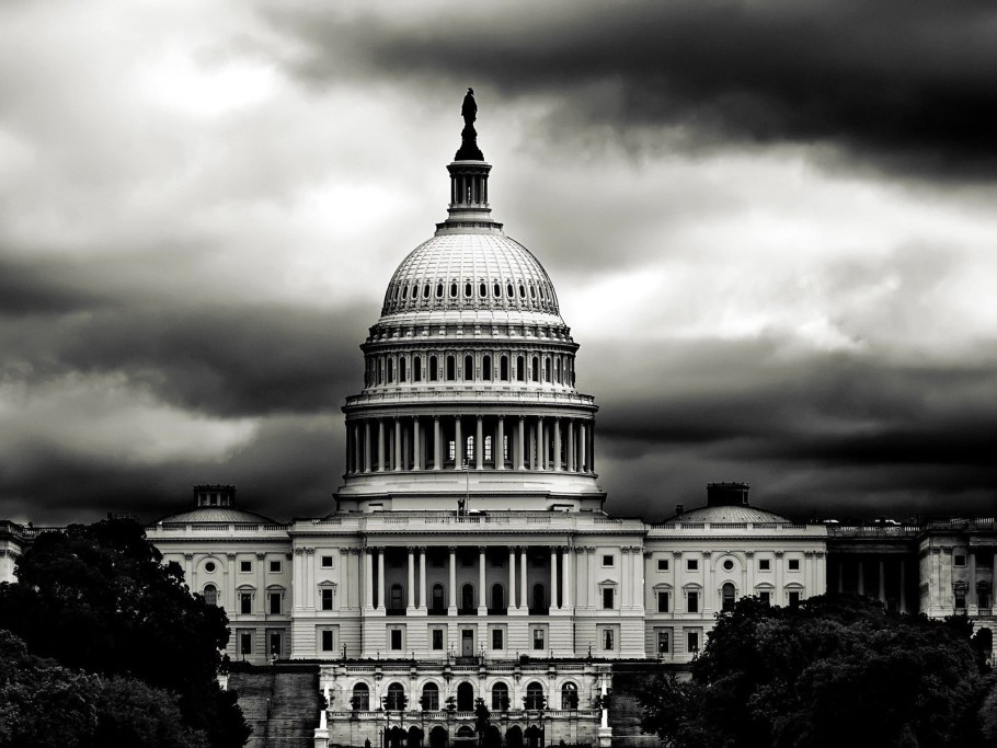 Дом черно белый