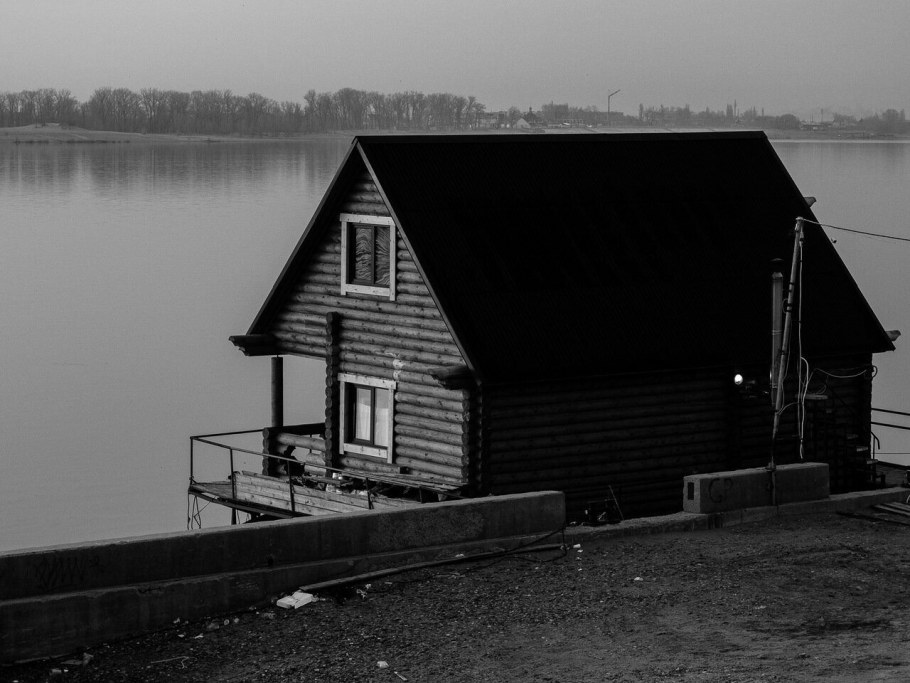 Заброшенный дом черно-белый