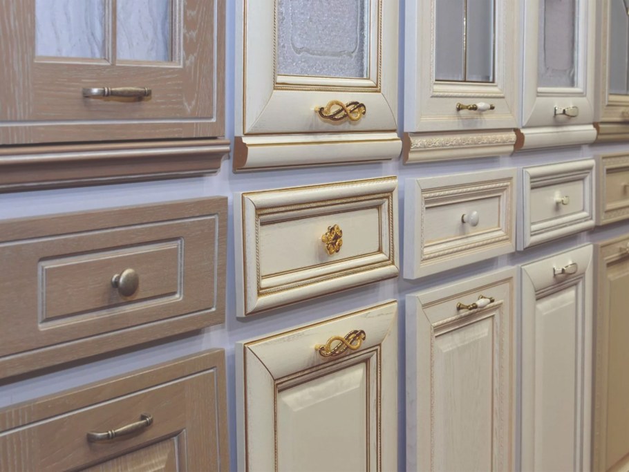 Белый комод с мраморной столешницей