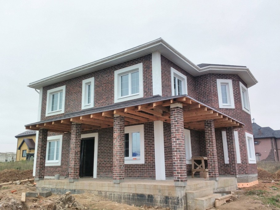 Дом из арболита с фасадом