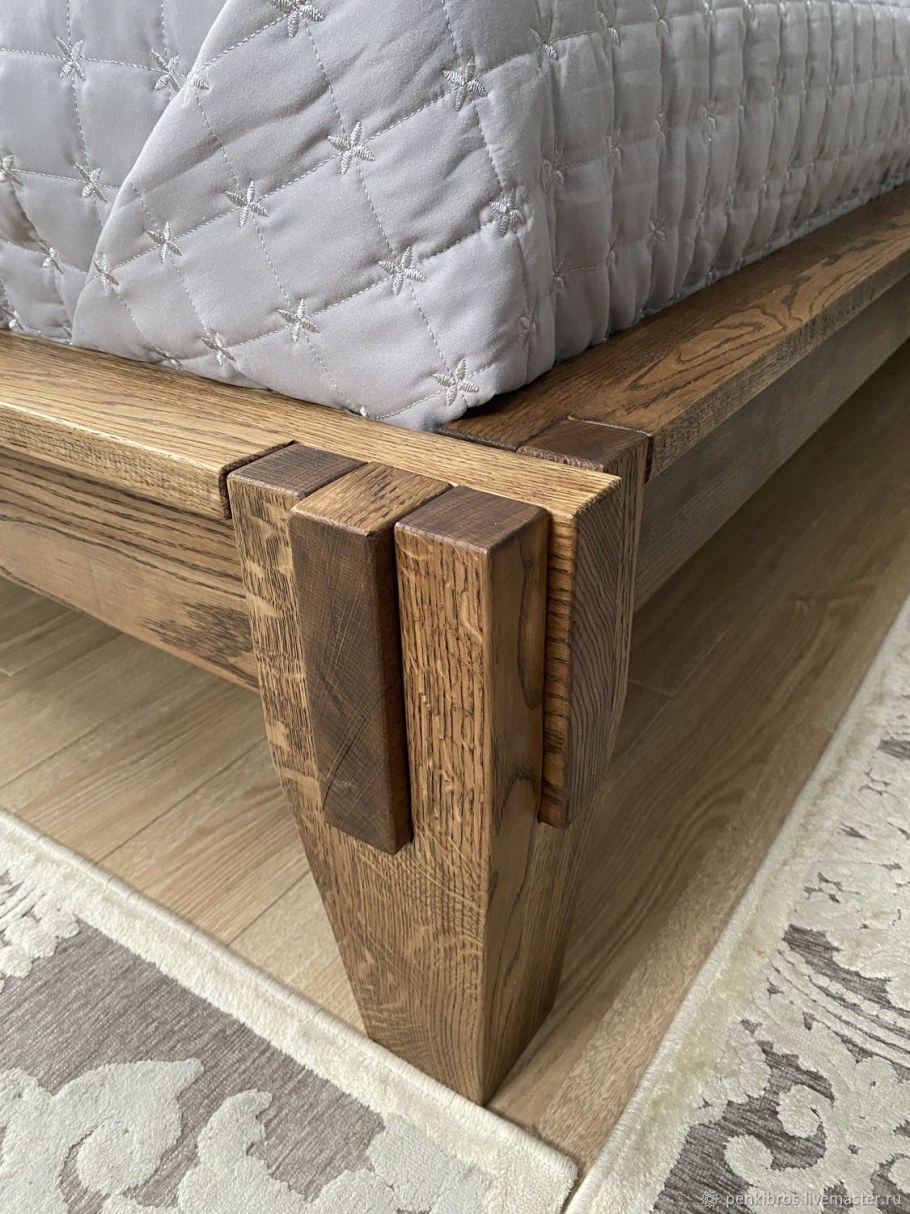 Кровать из массива