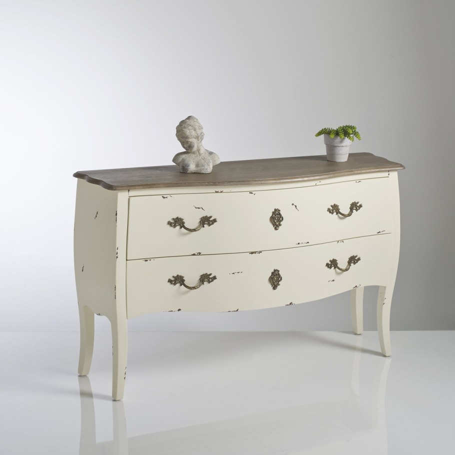 Помада на комоде