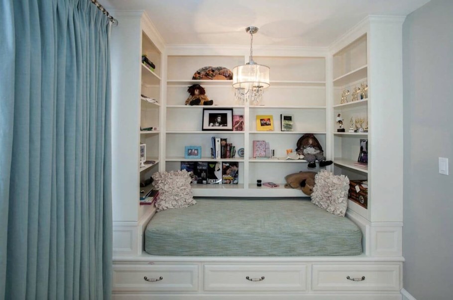 Кровать в нише с полками
