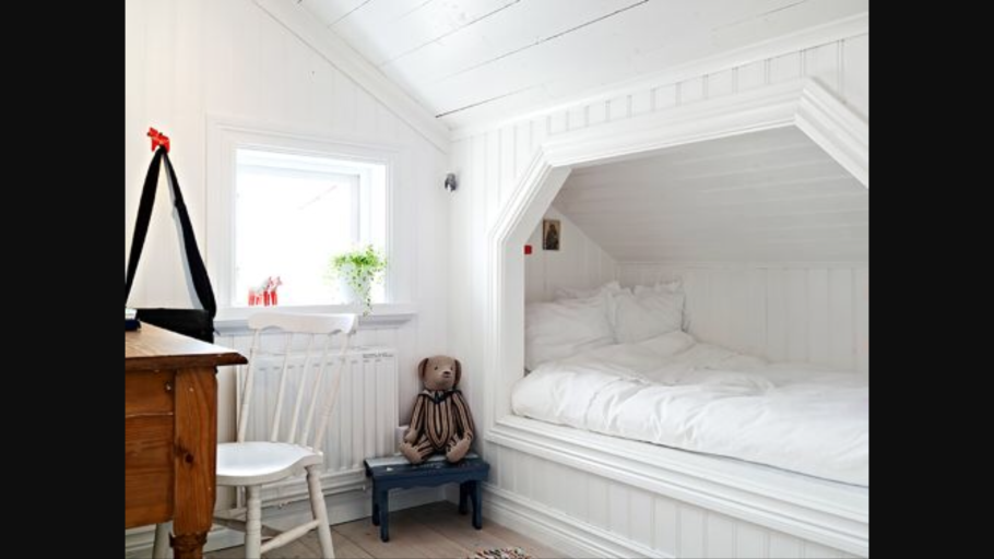 Кровать под скатом крыши