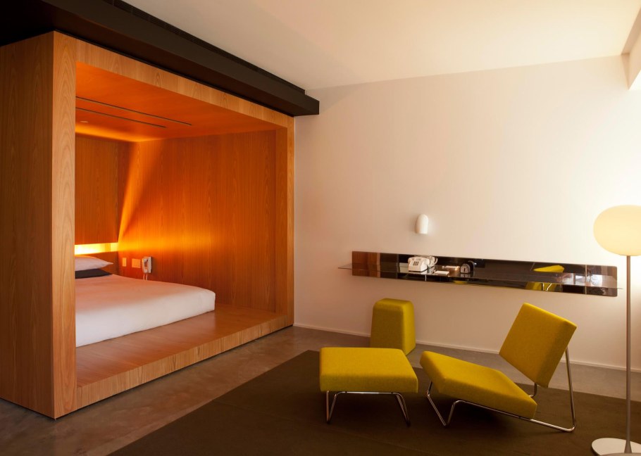 Кровать подиум в алькове