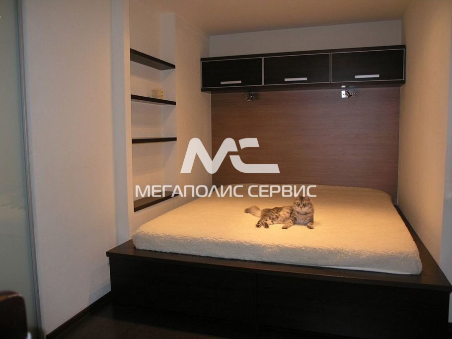 Двуспальная кровать в нише