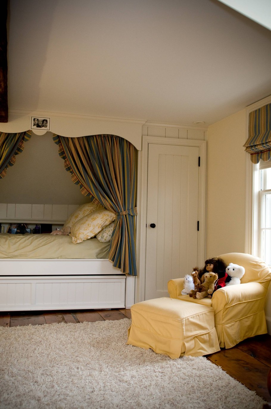 Кровать в нише для девочки