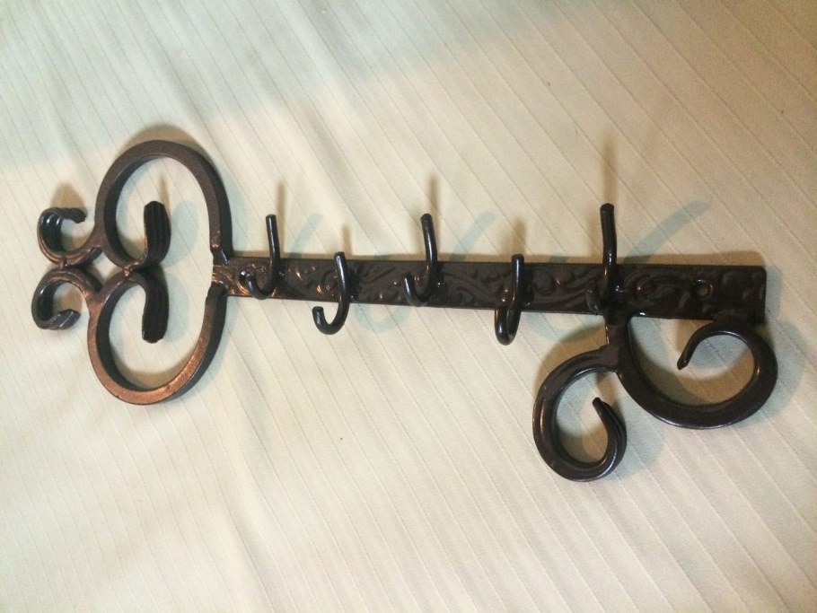 Ключница из кованных элементов