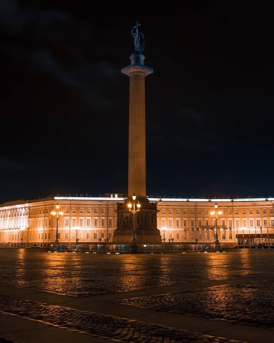 Дворцовая площадь Александровская колонна ангел