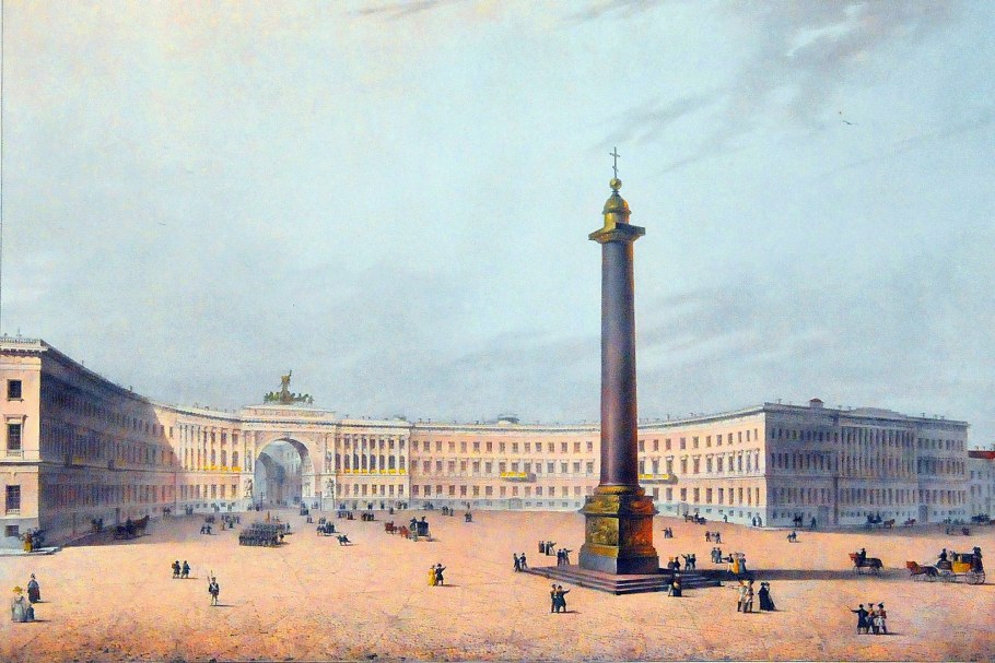 Бронзовый ангел расположен на Дворцовой площади