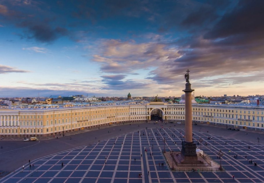 Александровская колонна на Дворцовой площади в Санкт-Петербурге