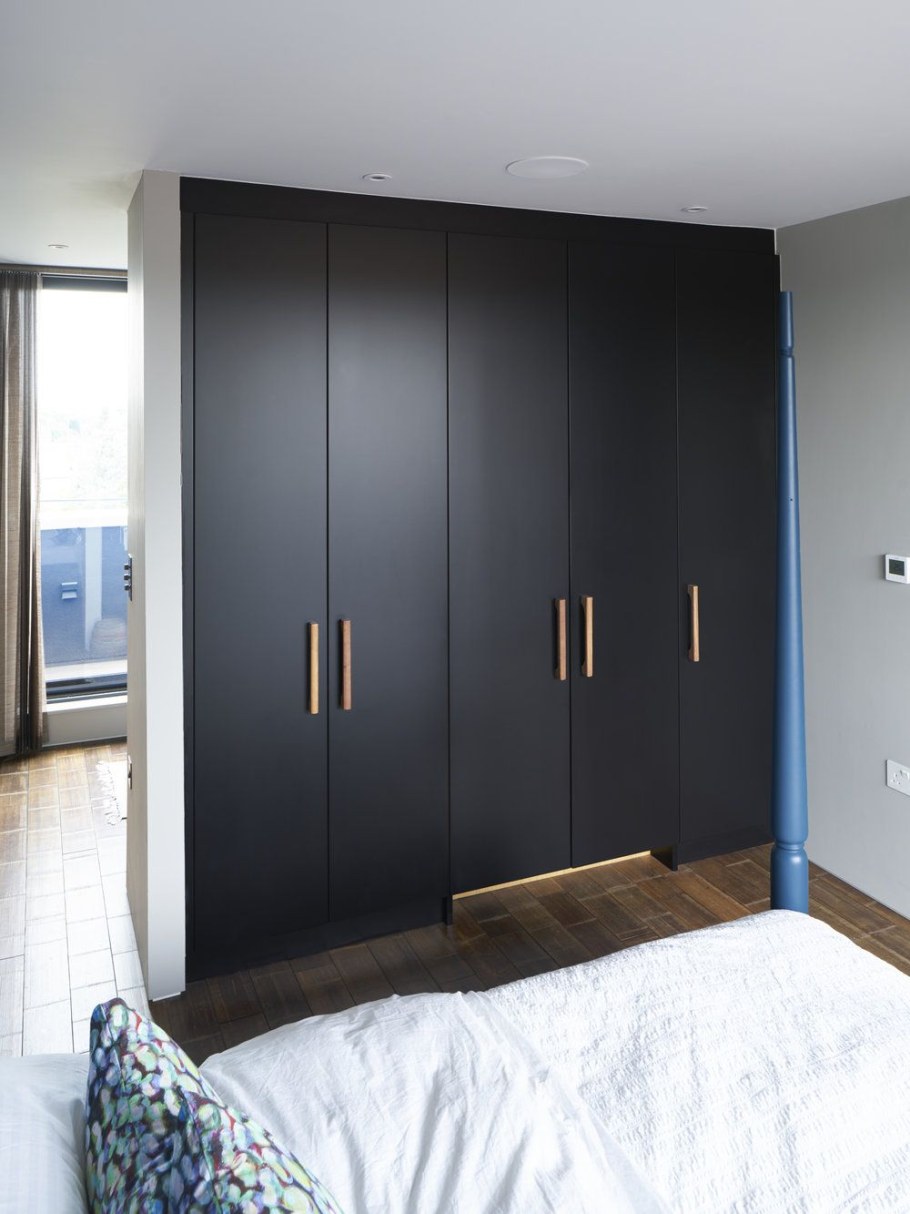 Черный матовый шкаф