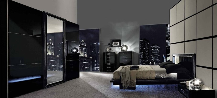 Комната с черным шкафом