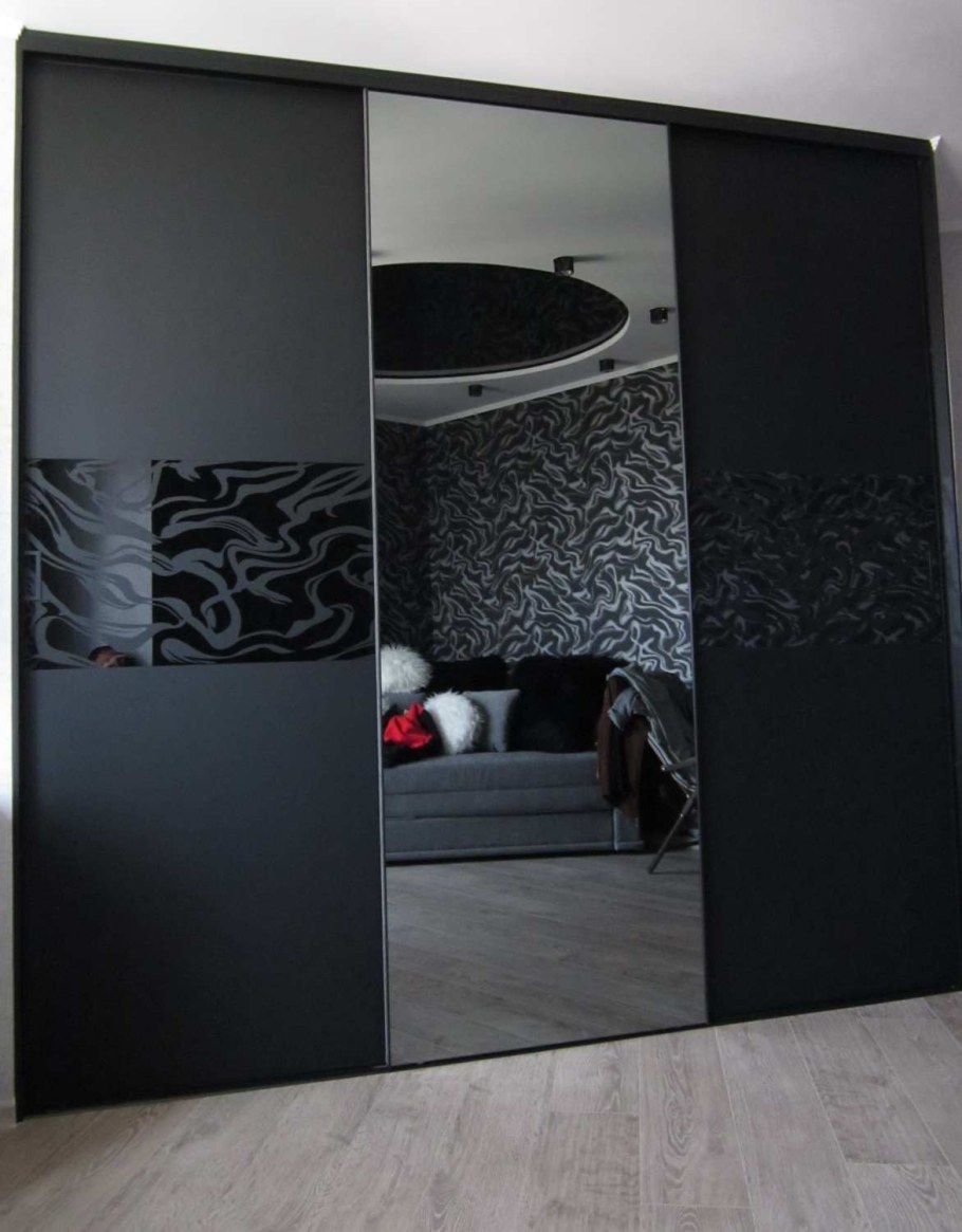 Черный встроенный шкаф