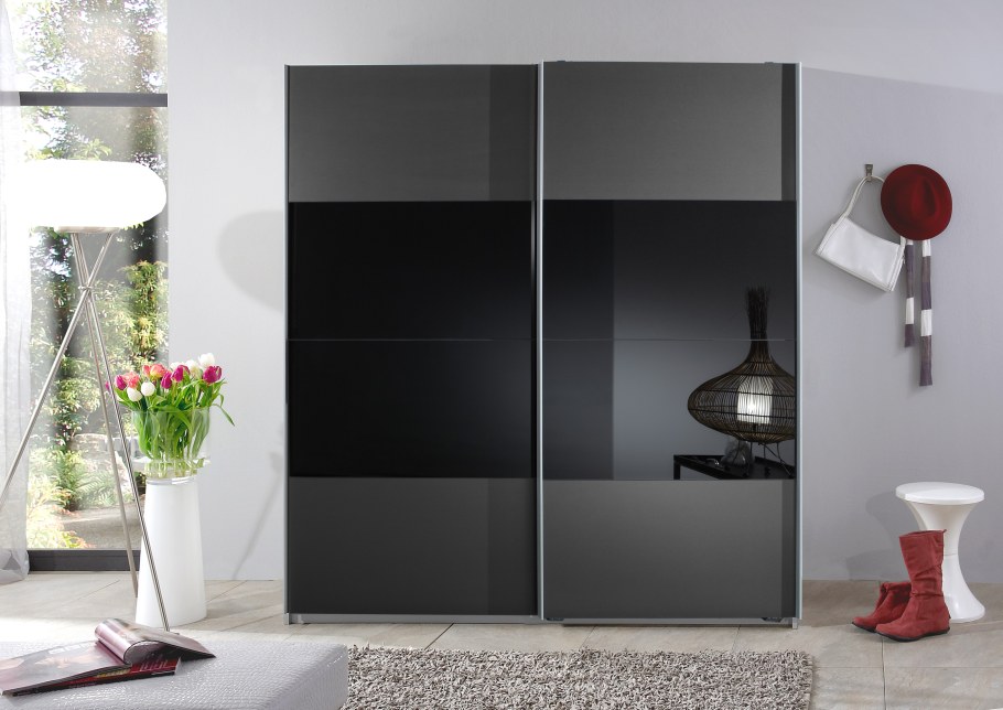 Шкаф с черным стеклом