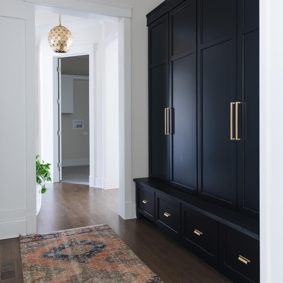 Шкаф в коридор черный