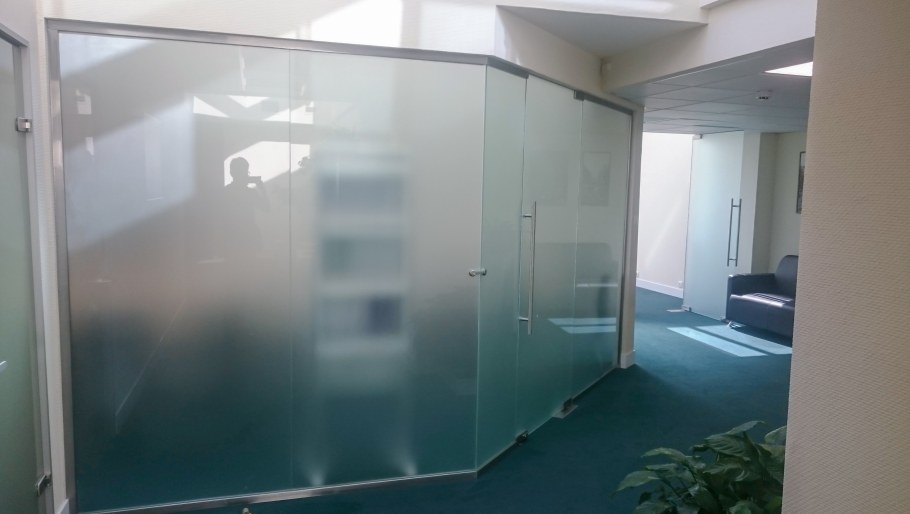 Цельностеклянные перегородки не до потолка