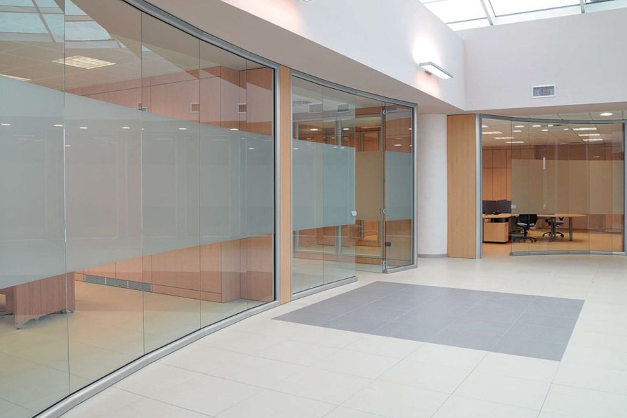 Цельностеклянная перегородка с дверью