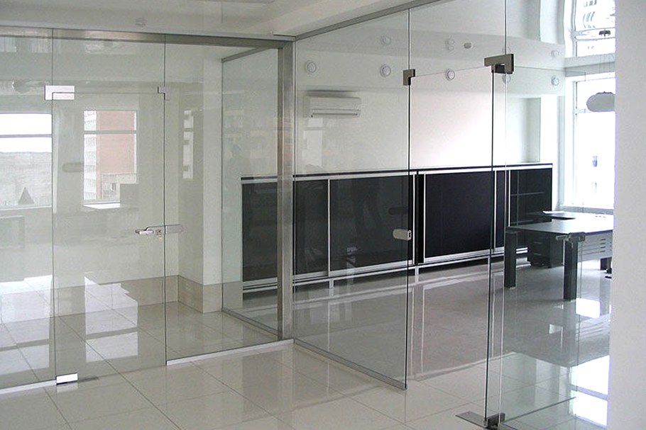 Цельностеклянные перегородки alt115 в магазин