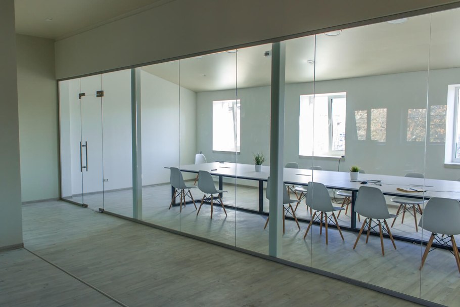 Стеклянная перегородка в школе
