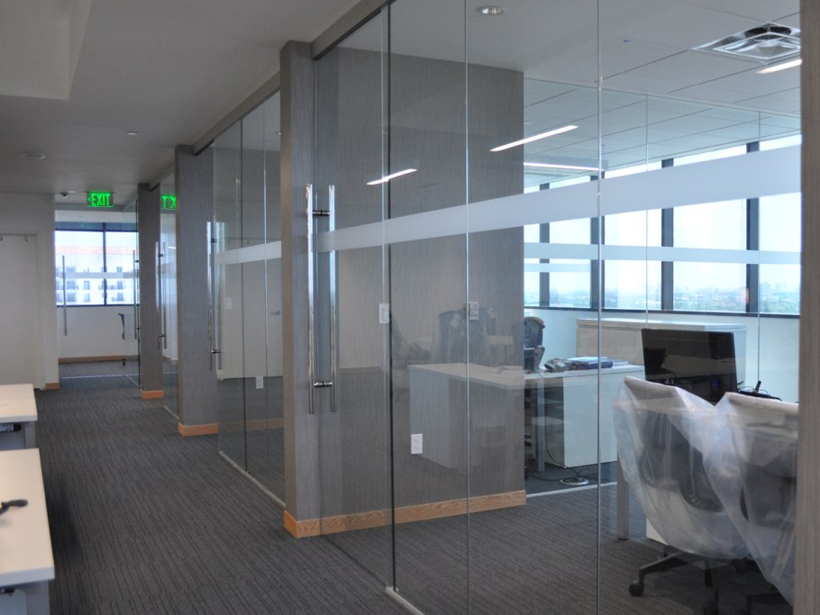 Перегородка офисная с маятниковой дверью