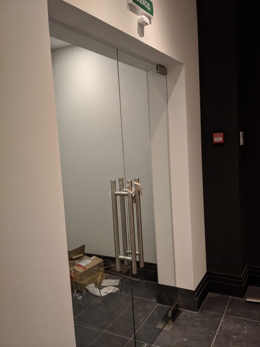 Напольный доводчик для маятниковой двери