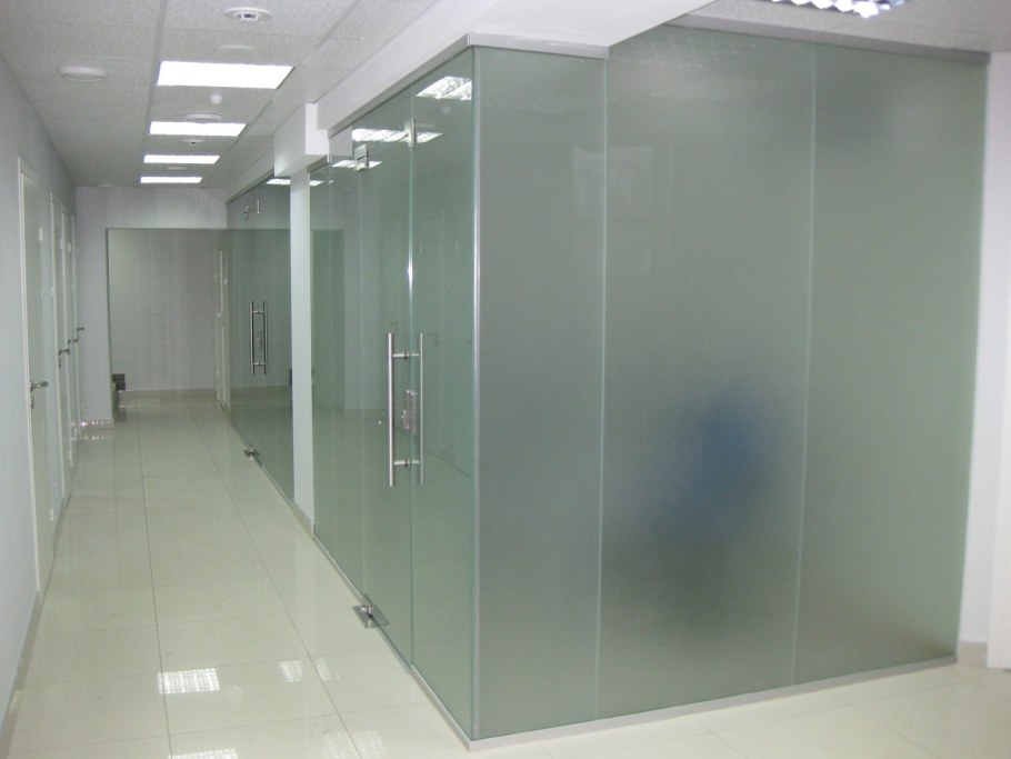 Цельностеклянная перегородка глухая