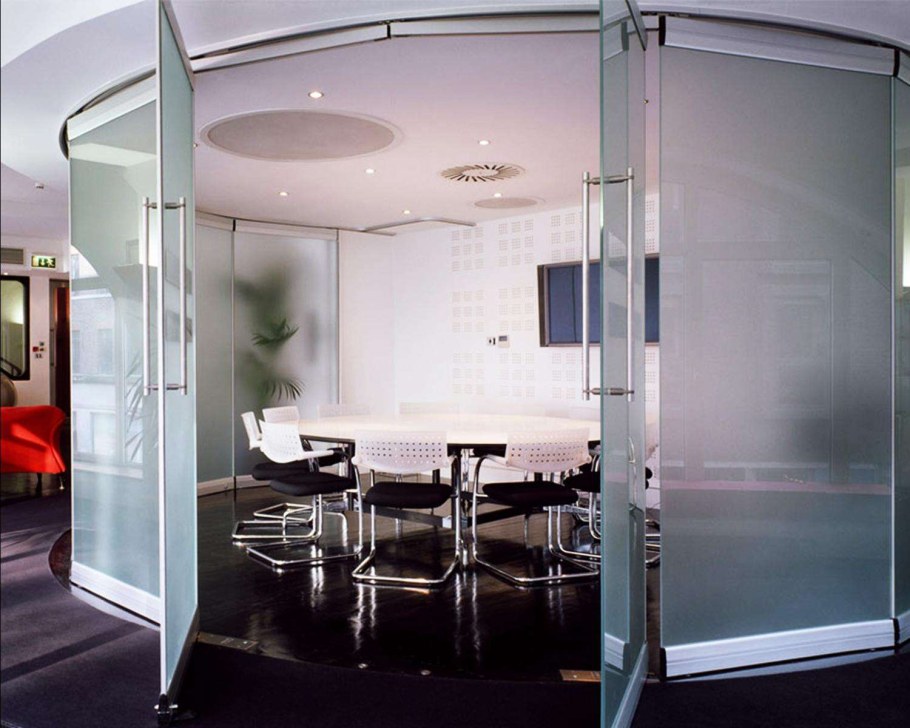 Стеклянная перегородка в офис для зонирования