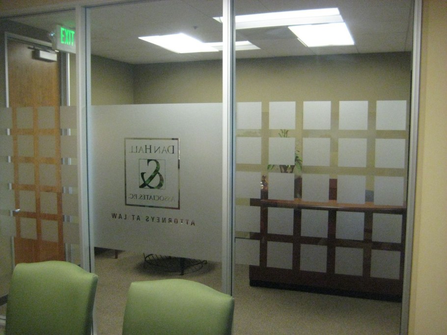 Стеклянная перегородка с логотипом