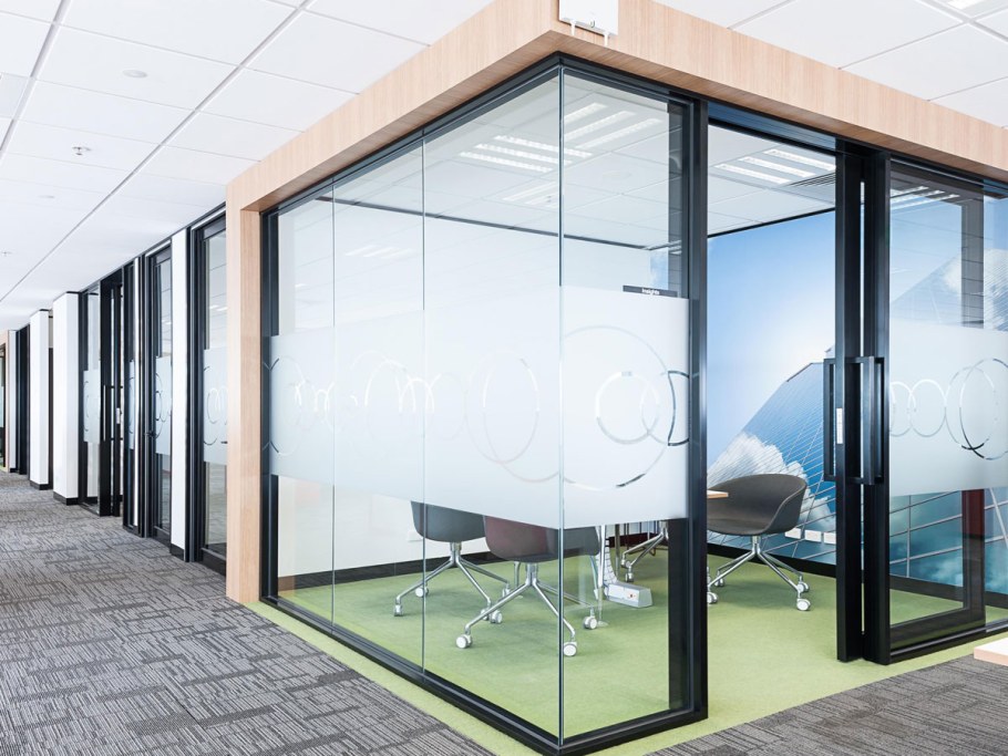Стеклянная переговорная