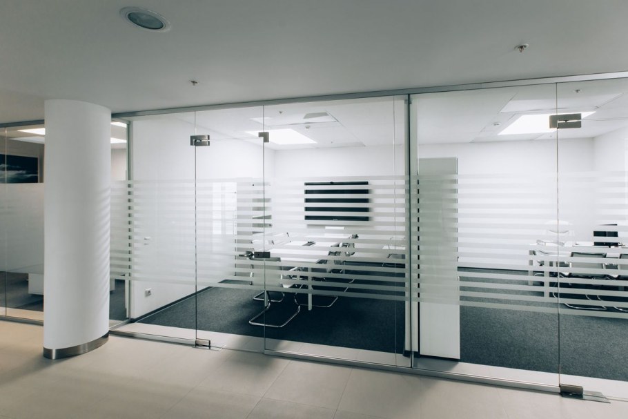 Цельностеклянные офисные перегородки