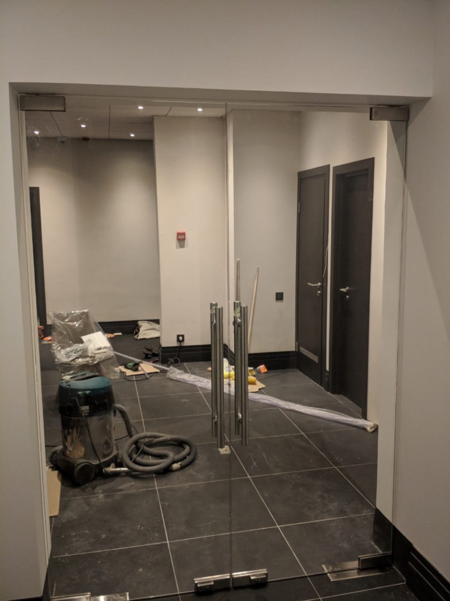 Маятниковая дверь на кухню в квартире