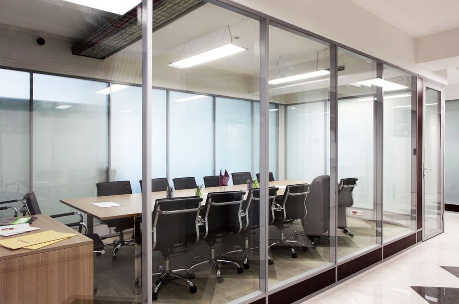 Стеклянная перегородка Rehau