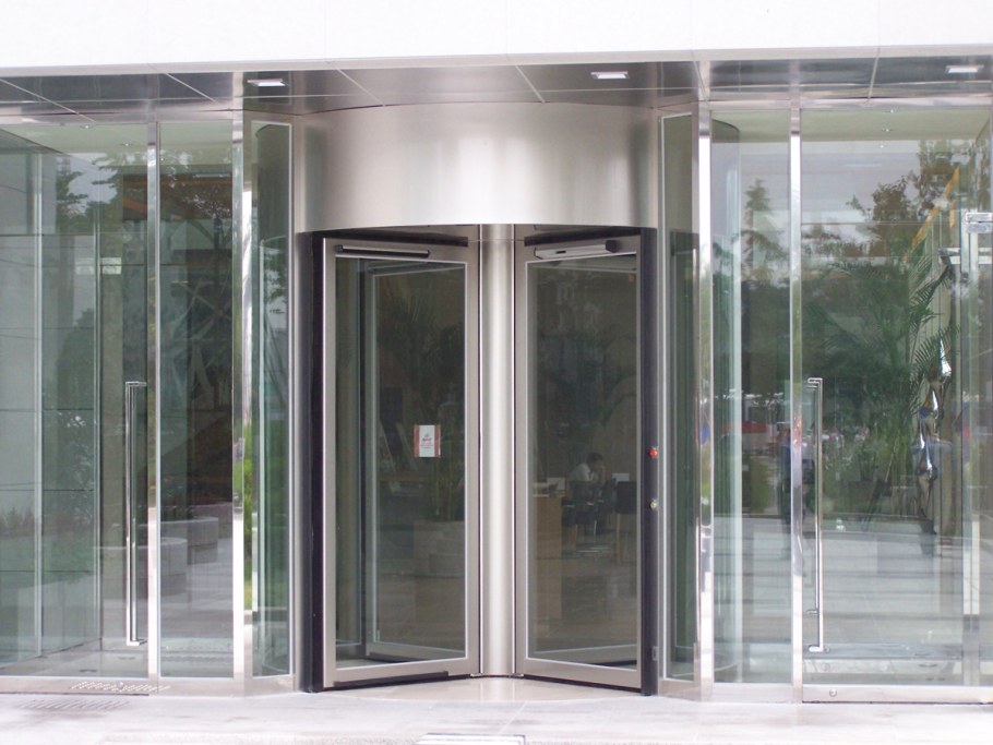 Стеклянные безрамные входные двери