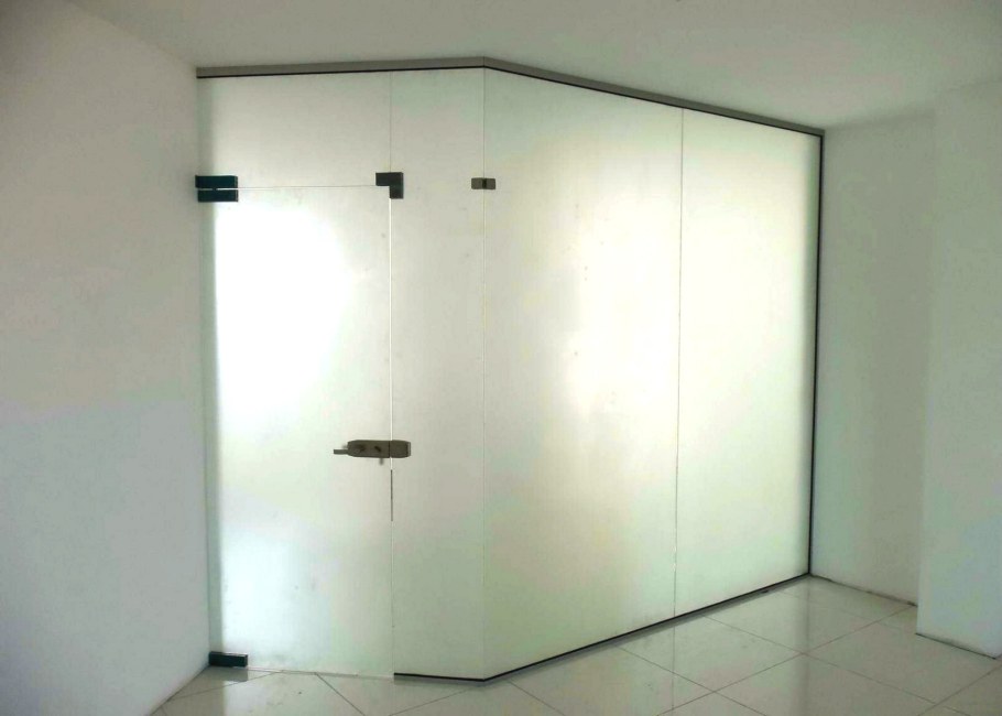 Цельностеклянная перегородка матовая