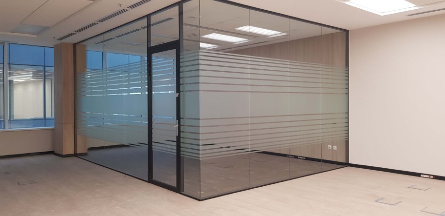 Цельностеклянные перегородки Алютех