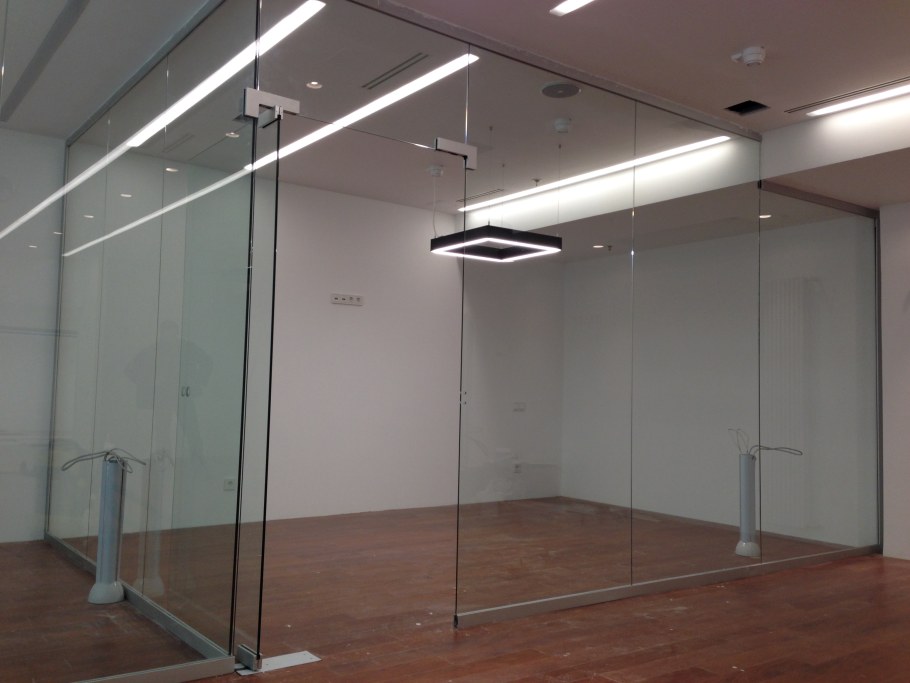 Цельностеклянная перегородка орман