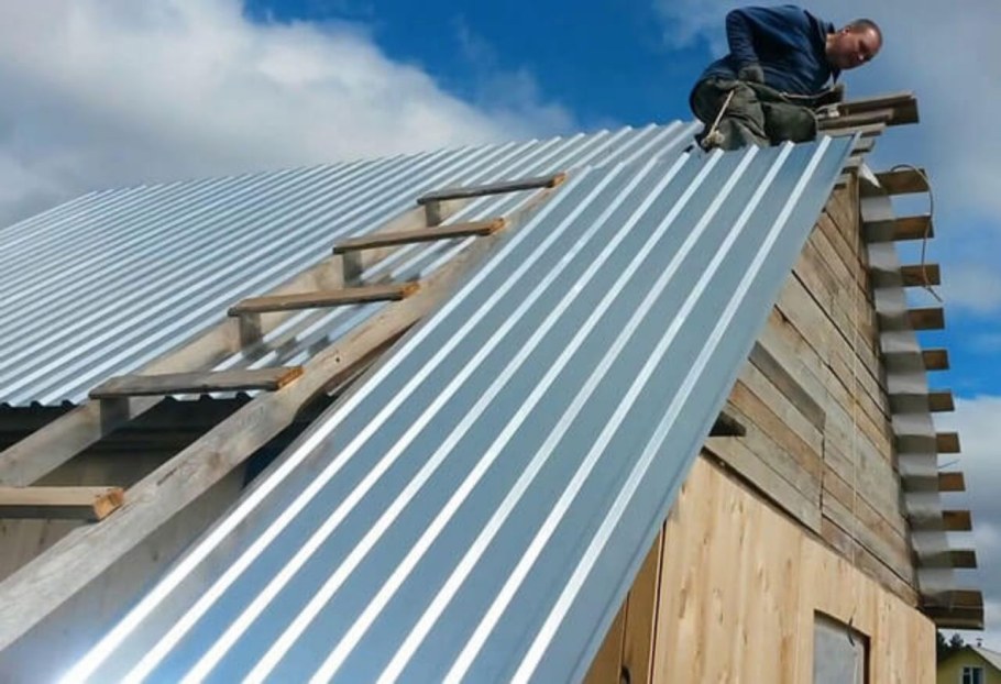 Монтаж профлиста с20 на крышу