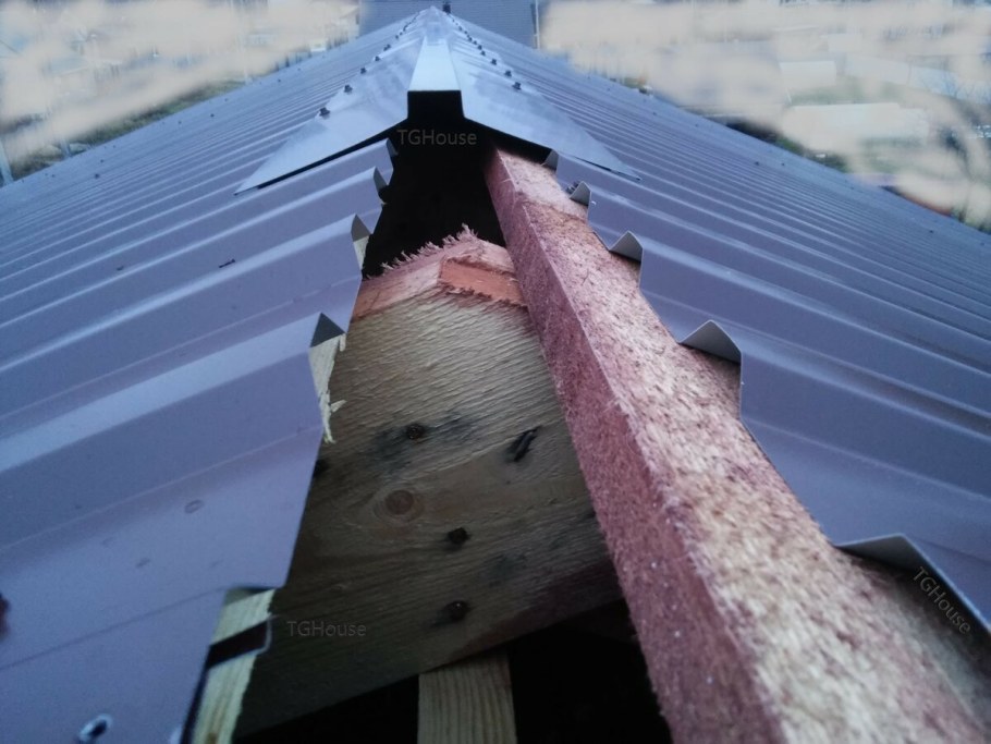 Монтаж конька на крыше