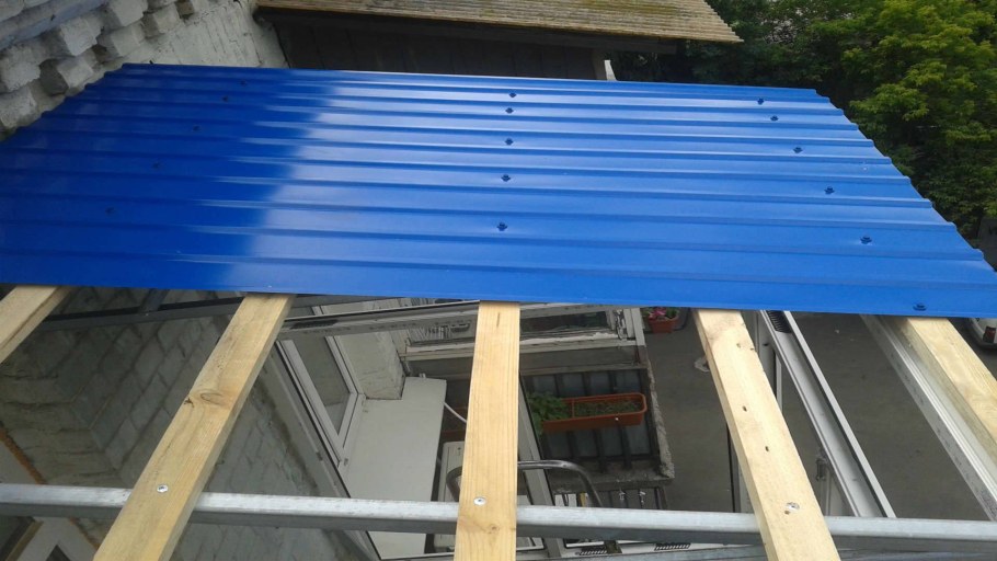 Монтаж профлиста с20 на крышу