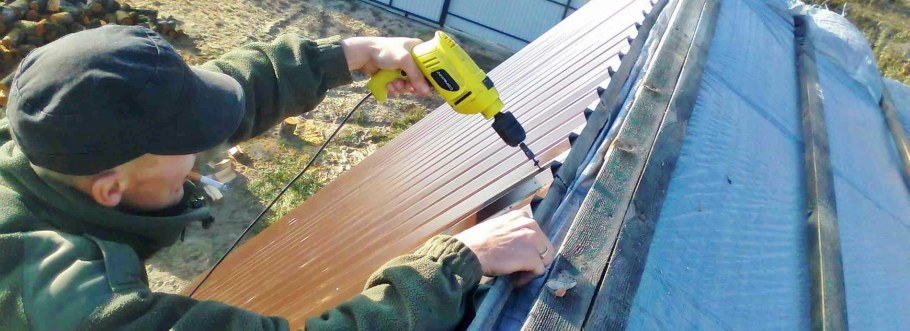 Приспособления для покрытия крыши профнастилом