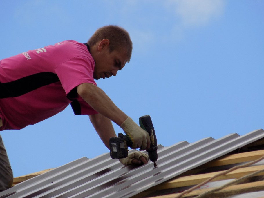 Укладка кровли из профнастила с20