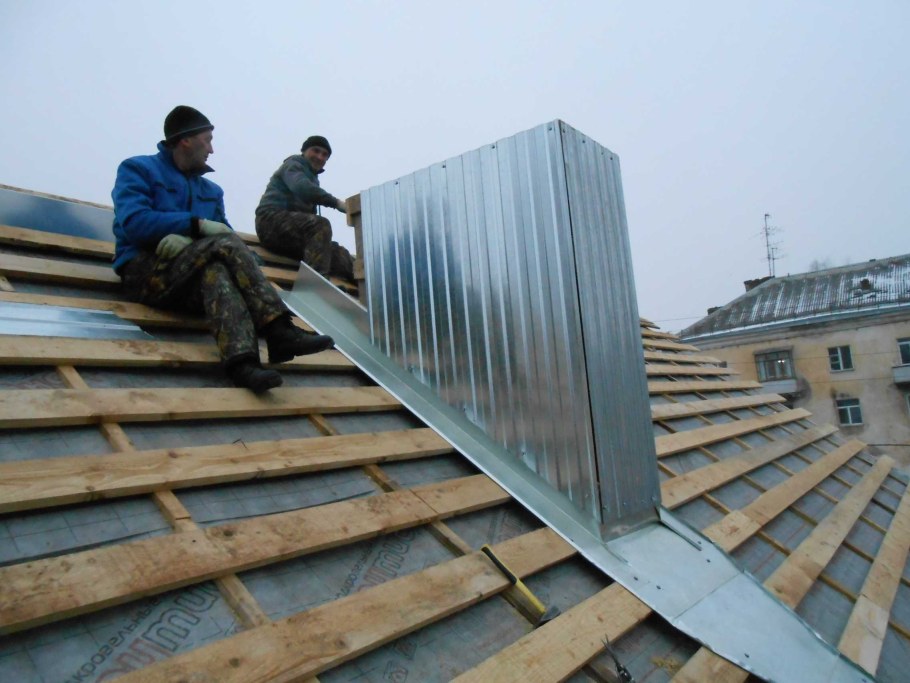 Отделка дымохода профлистом