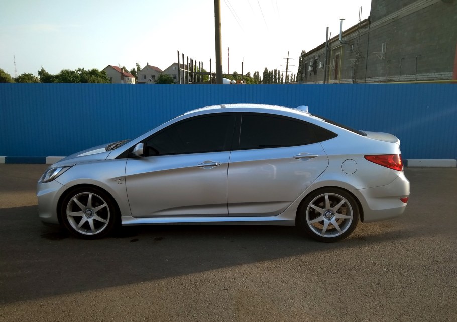 Hyundai Solaris серебристый тонированный